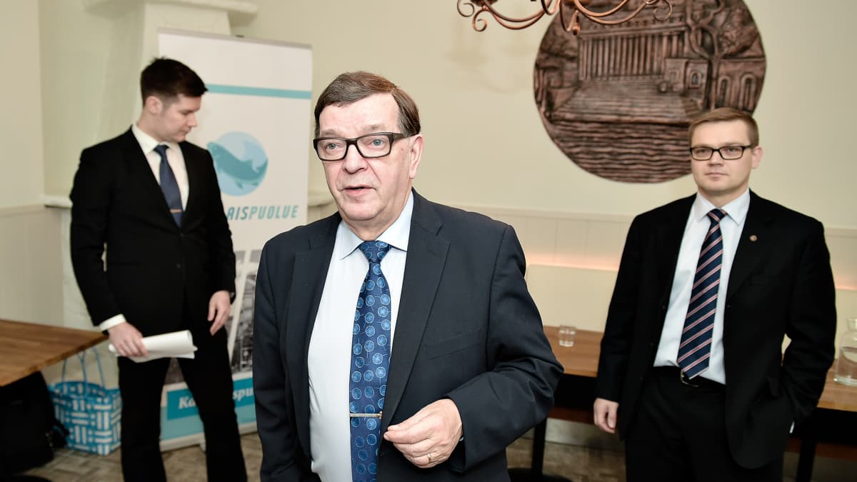 Kansalaispuolueen varapuheenjohtaja Sami Kilpeläinen (oik.), puolueen puheenjohtaja Paavo Väyrynen ja hallituksen jäsen Sakari Linden (vas.) Helsingissä 20. tammikuuta 2017.
