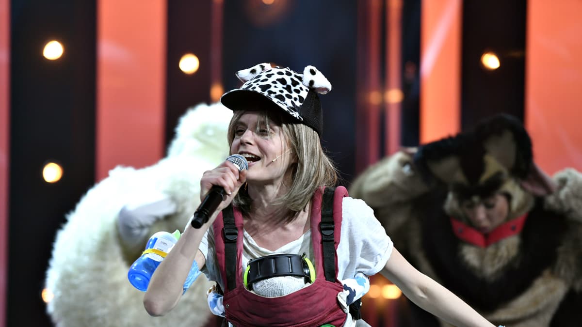 Näyttelijä Alina Tomnikov Kikka Vaara