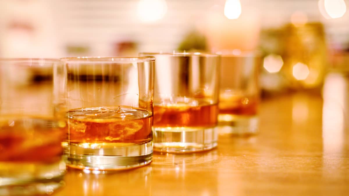 Bourbon viskiä lasissa.