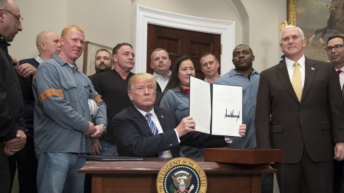 Yhdysvaltain presidentti Donald Trump esittelee allekirjoitettua tuontitullimääräystä Valkoisessa talossa teollisuustyöntekijöiden keskellä.