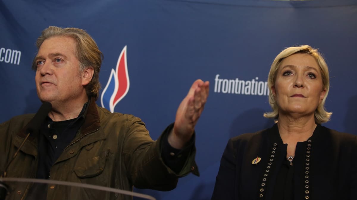 Yhdysvaltojen presidentin entinen neuvonantaja Stephen Bannon ja Ranskan äärioikeistolaisen puolueen johtaja Marine Le Pen.