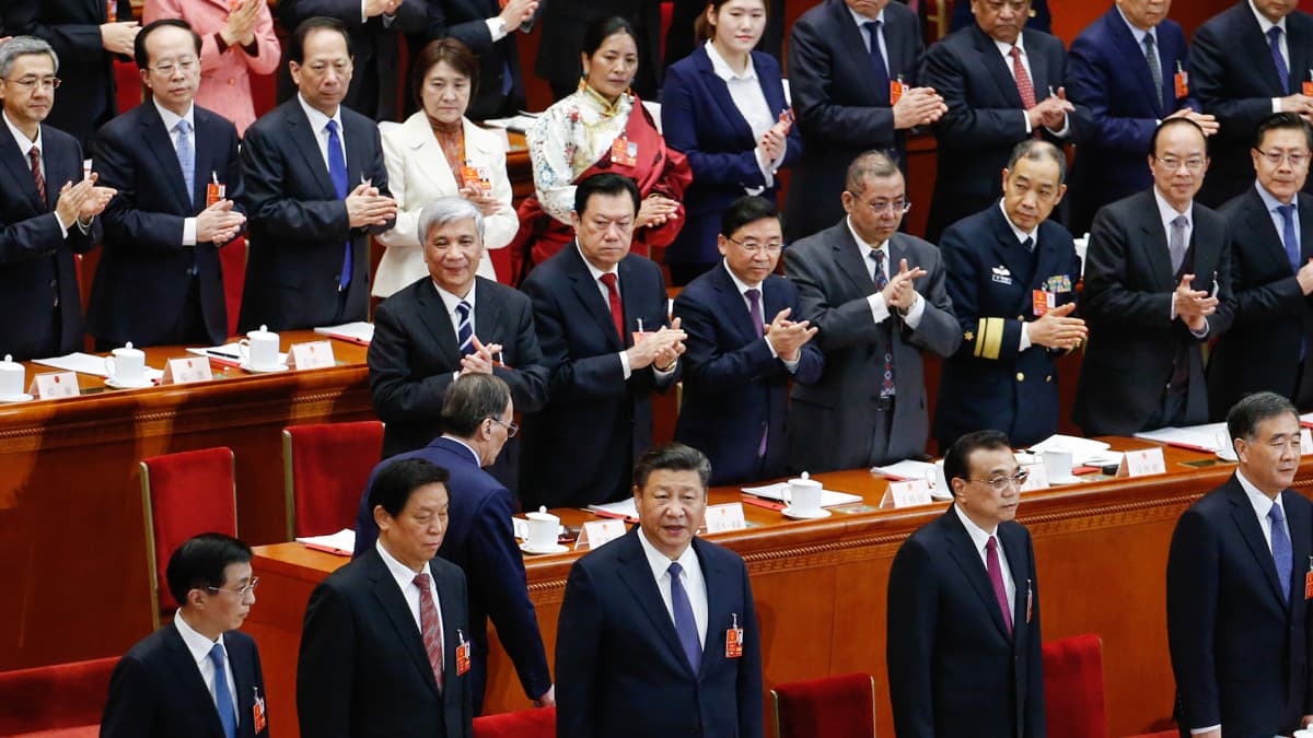 Kiinan presidentti Xi Jinping (alarivissä keskellä) Kansankongressissa 11. maaliskuuta.