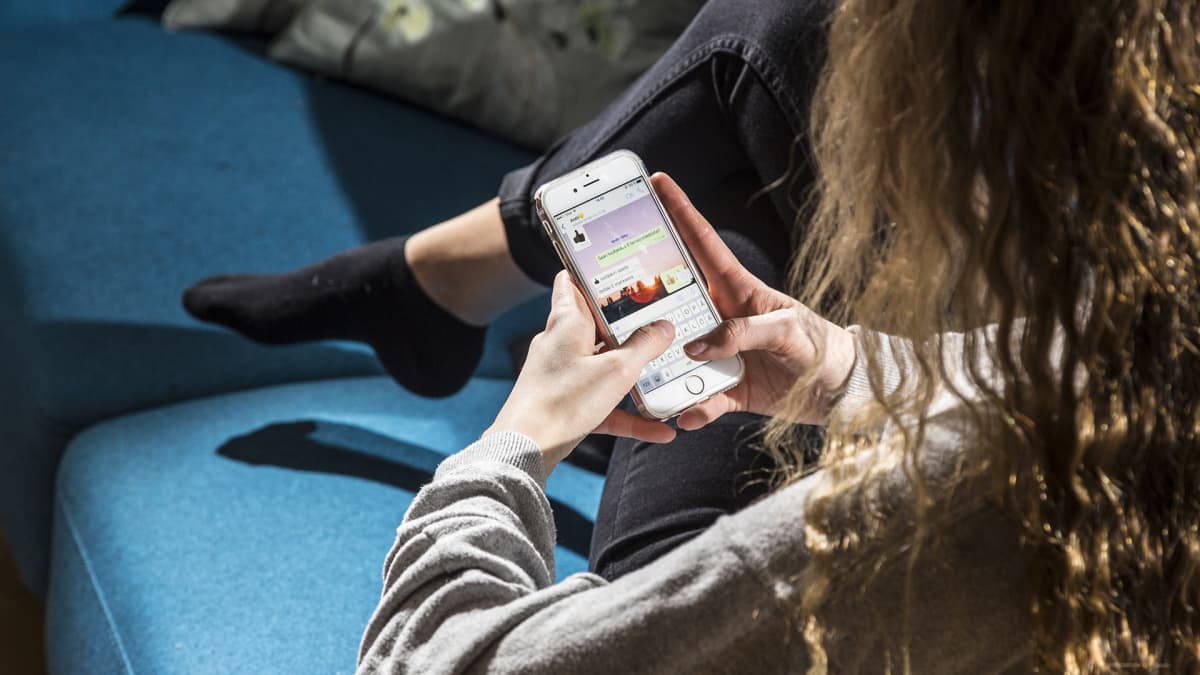 nuori käyttää whatsappia