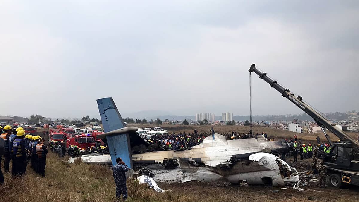 Tuhoutunut lentokone Kathmandun lentokentällä