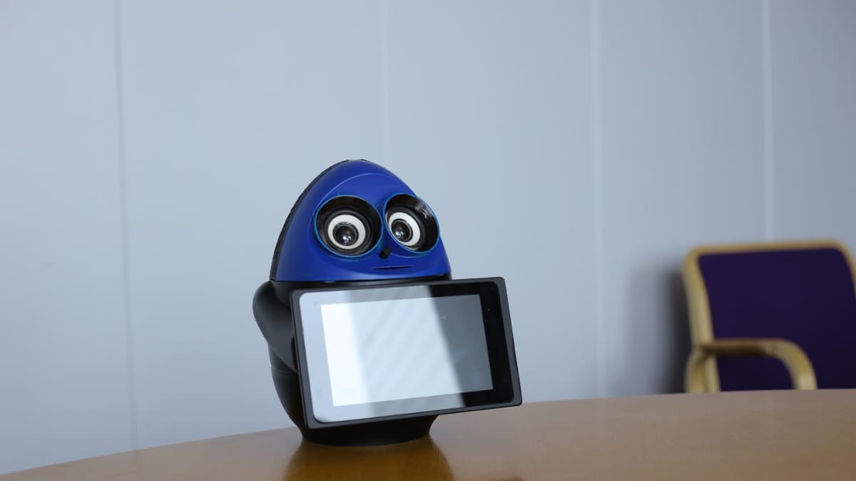 Matematiikkarobotti pöydällä.
