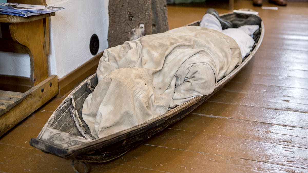 Kollaa- ja Simo Häyhä -museo. Kuvassa Simo Häyhää esittävä nukke, joka makaa haavoittuneena ahkiossa.