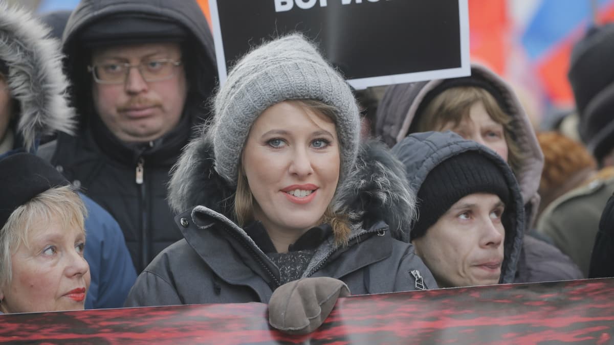 Ksenija Sobtšak mielenosoituksessa, joka pidettiin oppositiopoliitikko Boris Nemtsovin muistoksi.