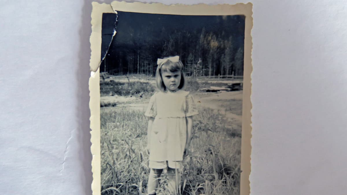 5-vuotias tyttö pellolla vanhassa valokuvassa