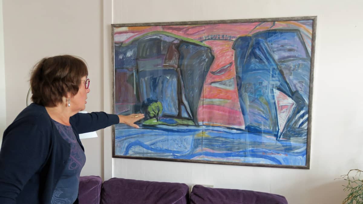 Leena-Riitta Salminen  osoittaa maalaamaansa taulua