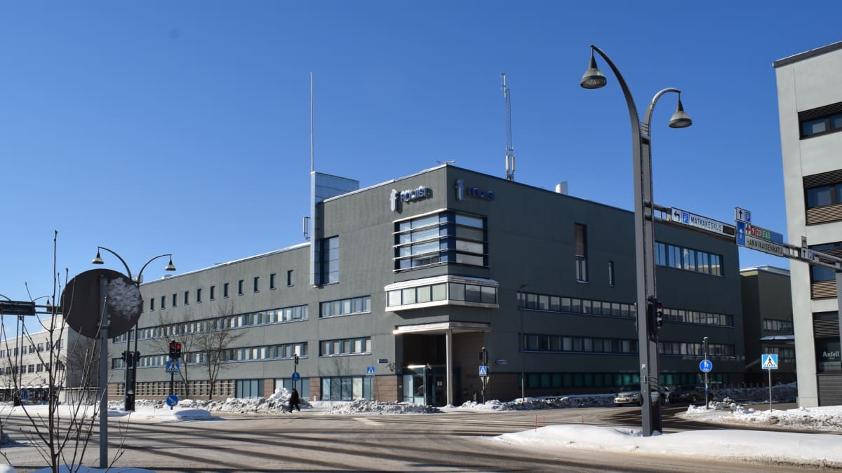 Osa poliisin väestä työskentelee Jyväskylän poliisiasemalla  hengityssuojaimissa – 20 vuoden sisäilmapiinalle ei näy päätöstä