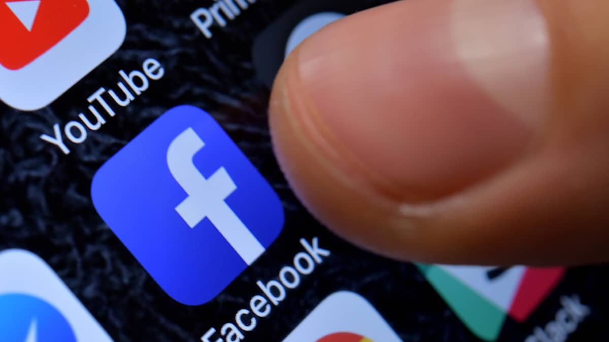 Facebook kertoi hyllyttäneensä Cambridge Analytican lauantaina.