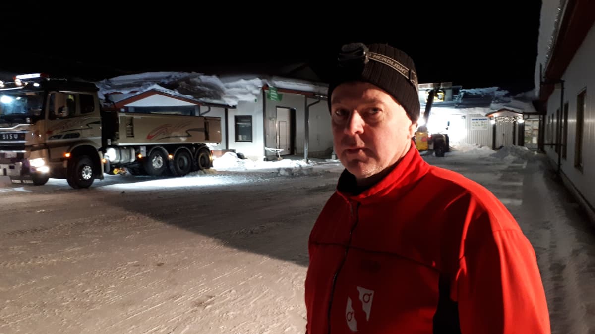 Sepon kalusteen toimitusjohtaja Ismo Noronen Rautalammin tehtaan ja myymälän edessä rakennuksen katon romahdettua.