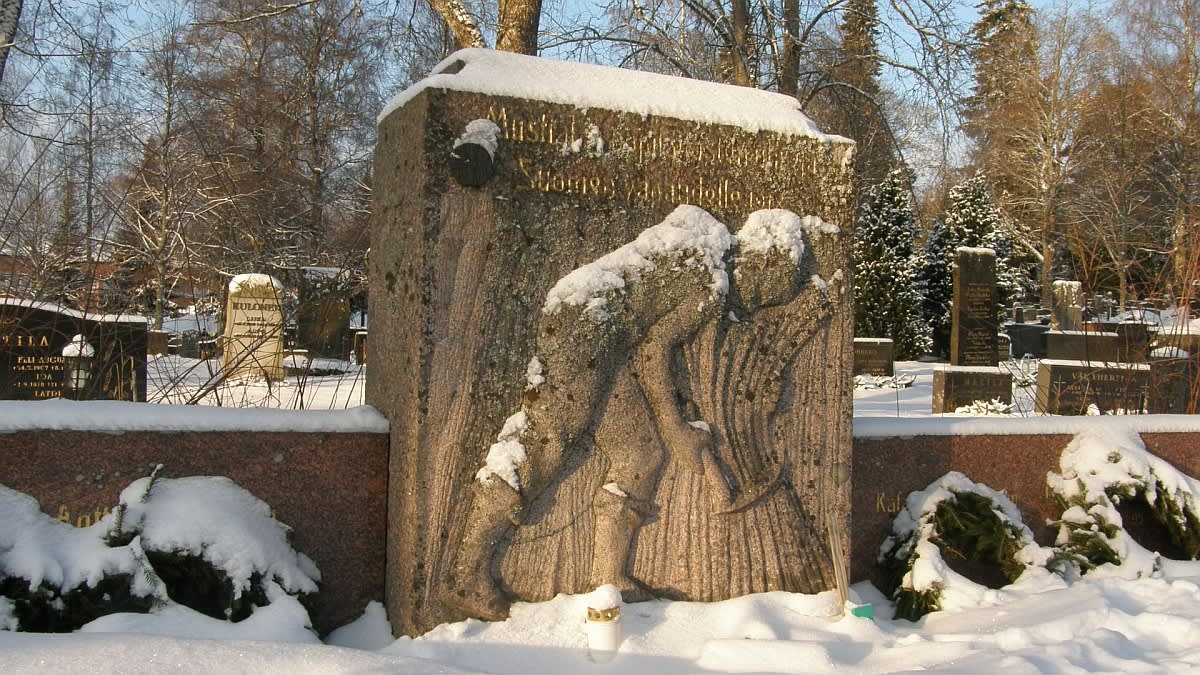 kuvassa lumen alla hautakivi Tammelassa