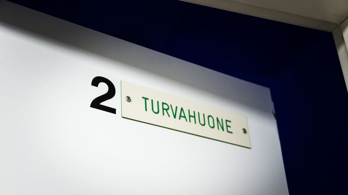 Kenttätien turvahuone.