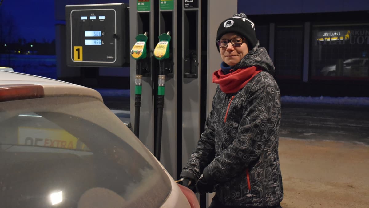 Soili Ketomäki tankkaamassa autoaan.