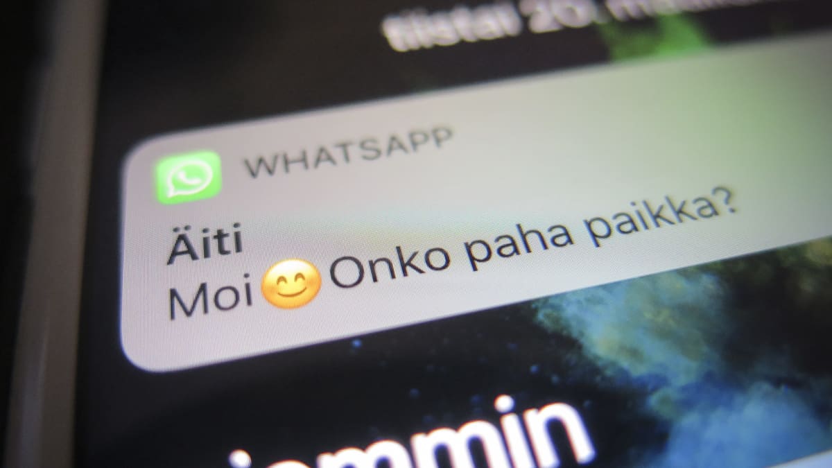 Äiti laittaa viestiä, että onko paha paikka WhatsAppissa.