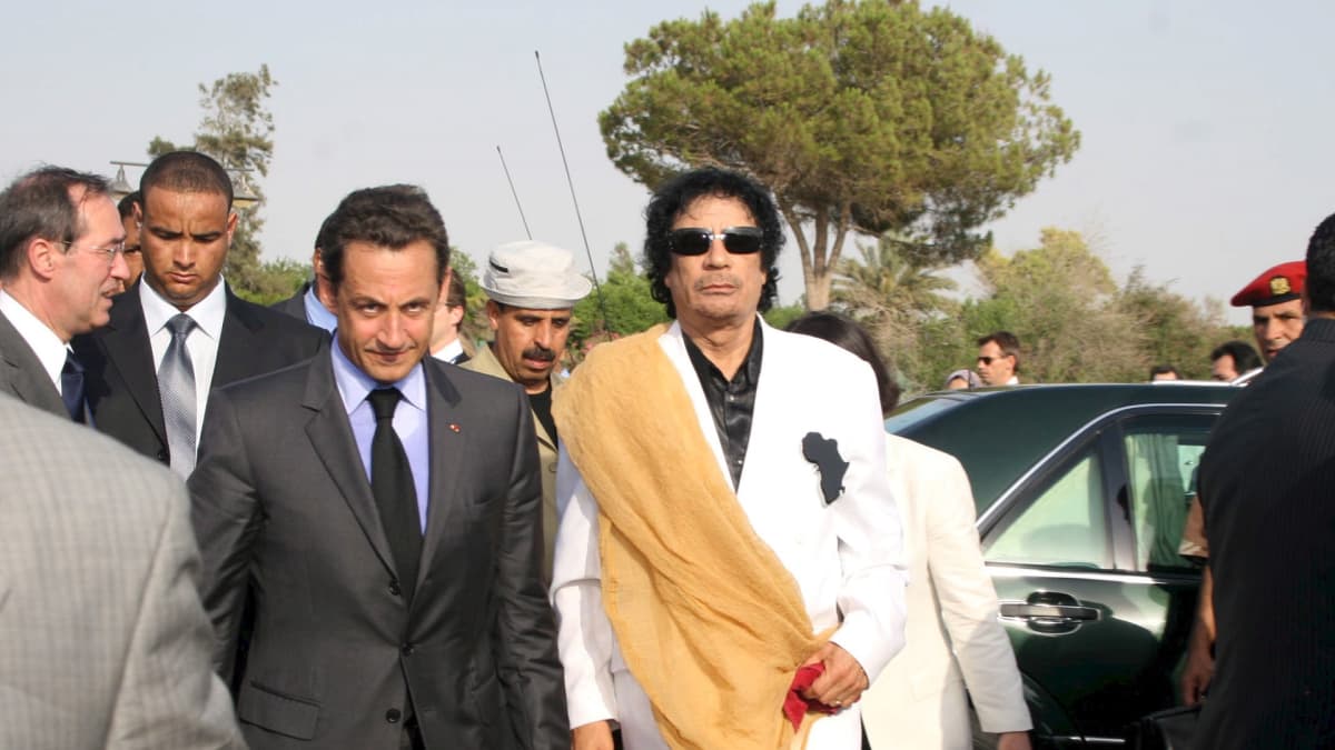 Sarkozy ja Gaddafi väkijoukon keskellä auton edessä