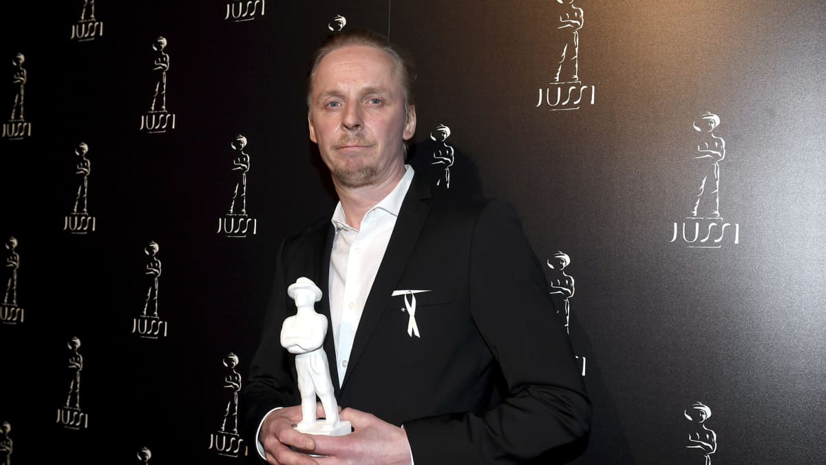 Eero Aho vastaanotti parhaan miespääosan Jussi-palkinnon elokuvasta Tuntematon.