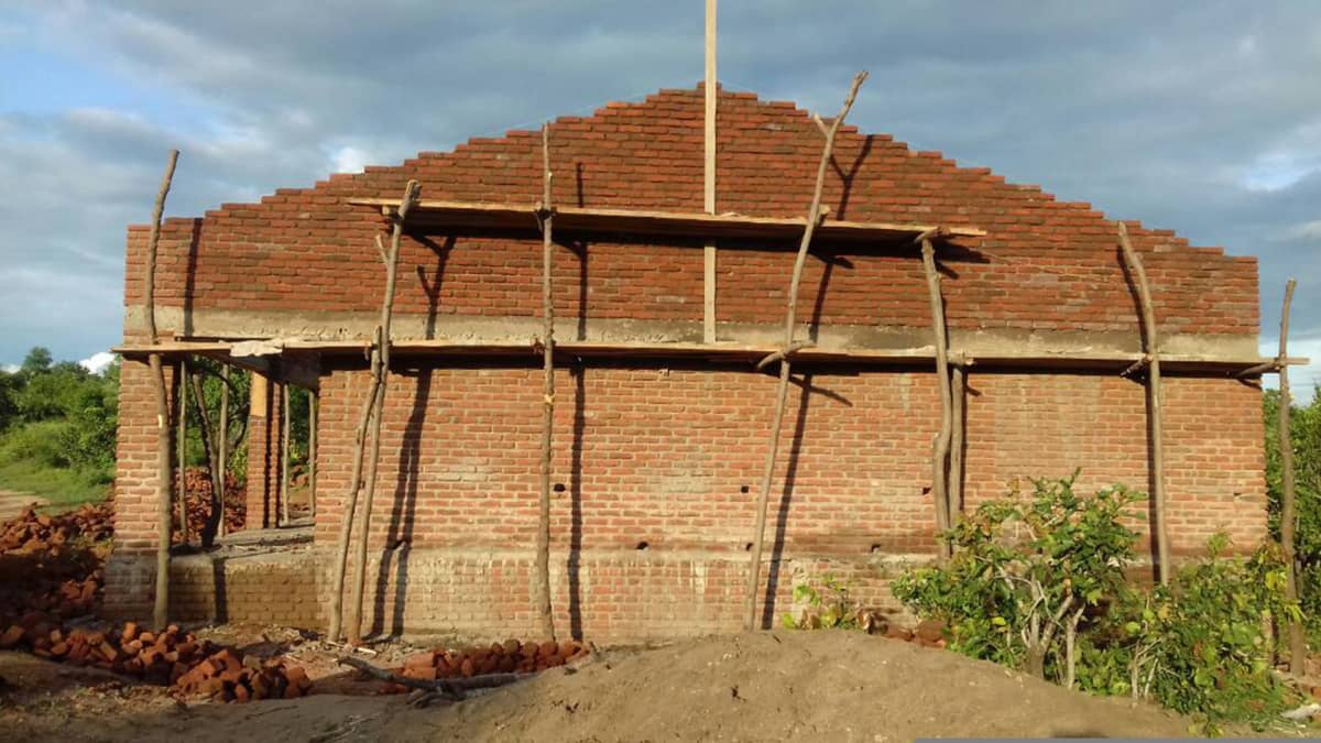 Ensimmäinen koulurakennus Malawissa, Muonan kylässä on kattoa vaille valmis.