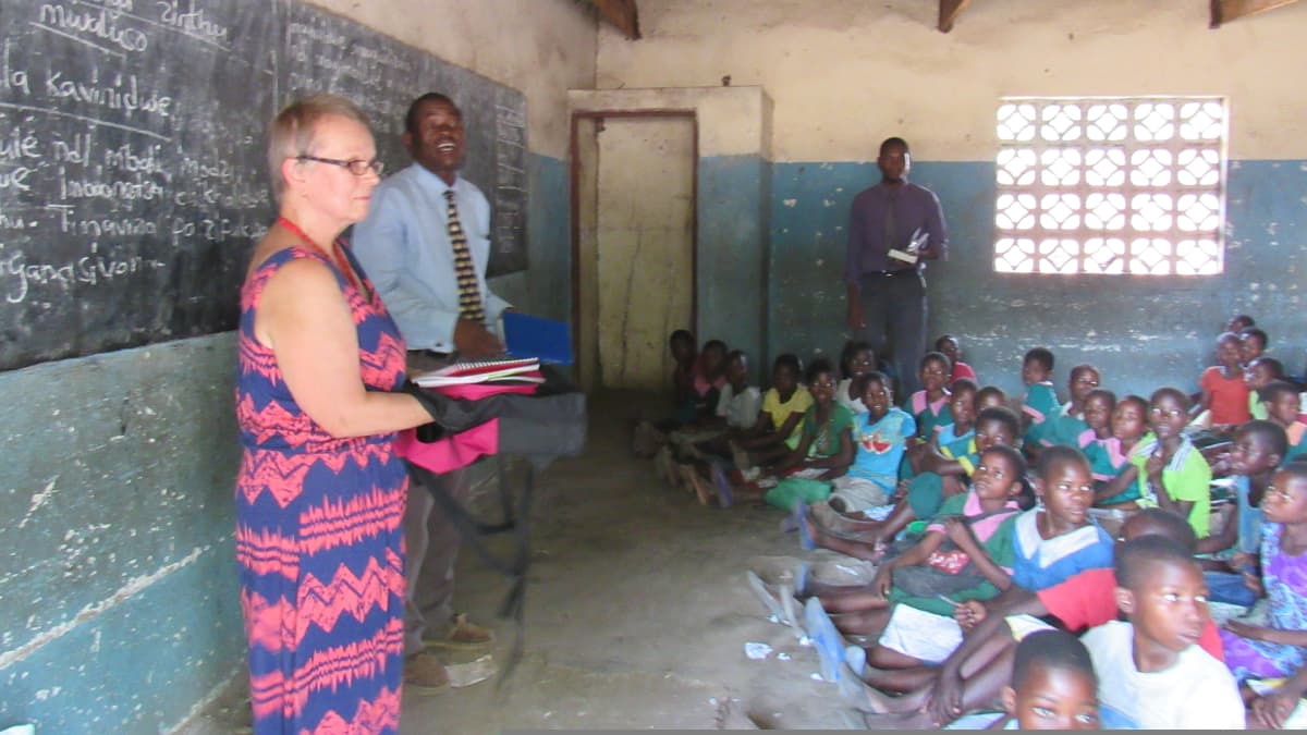 Kajaanilainen Pirkko Carpenter on tutustumassa afrikkalaiseen koululuokkaan Malawissa.