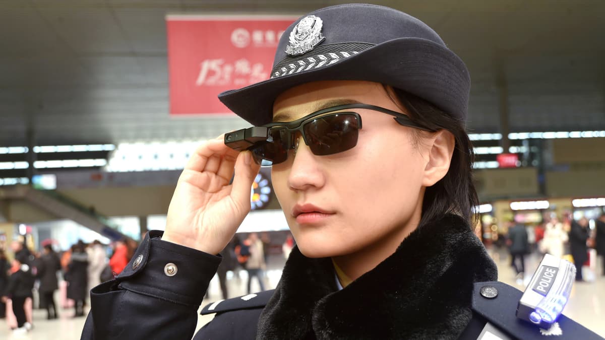 Kasvontunnistusskanneri poliisin aurinkolaseissa kiinassa.