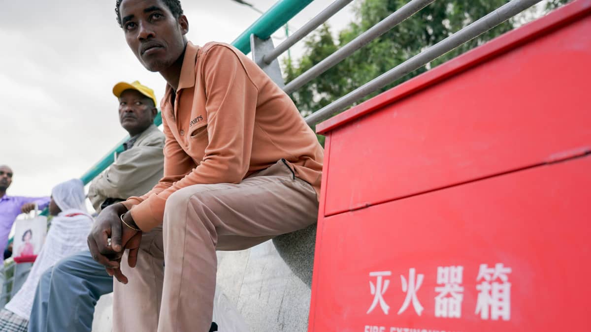 Addis Abeban kaupunkiradalla kyltit ovat kiinaksi ja englanniksi, mutta eivät paikallisilla kielillä.