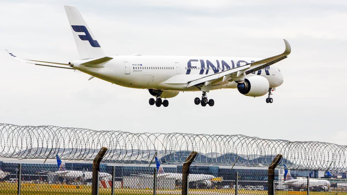 Finnairin lentokone laskeutumassa Heathrowin lentokentälle Lontoossa.