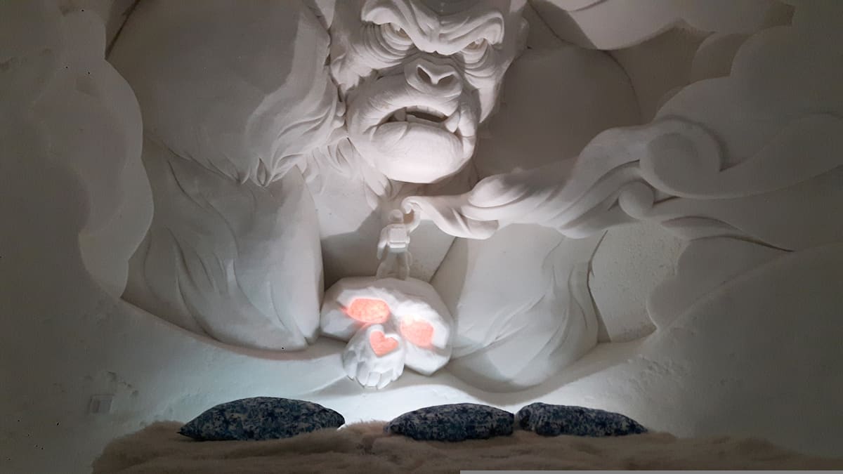King Kong -veistos Kemin Lumilinnan lumihotellissa.