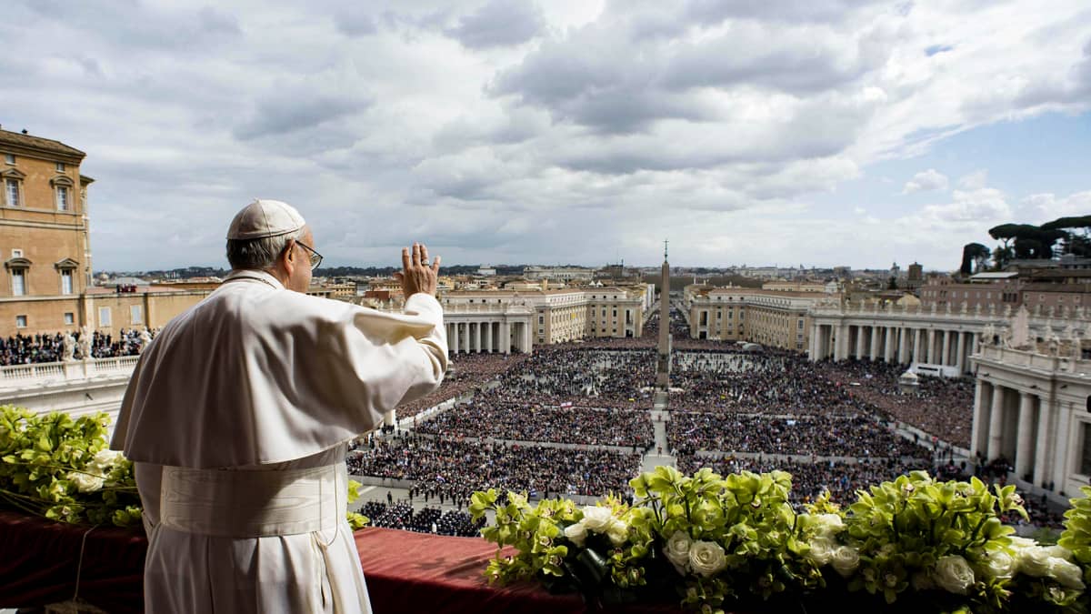 Pietarinkirkon parvekkeelta puhunut paavi Franciscus.