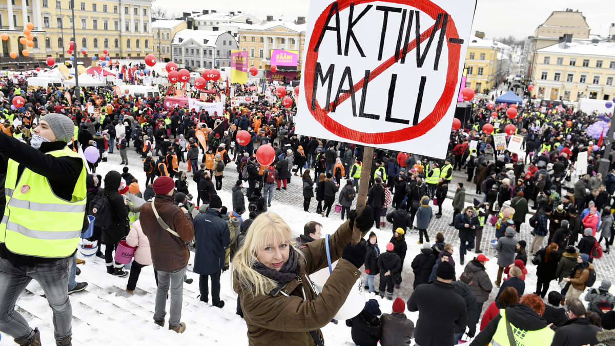 Aktiivimallin vastainen mielenosoitus Helsingin Senaatintorilla.