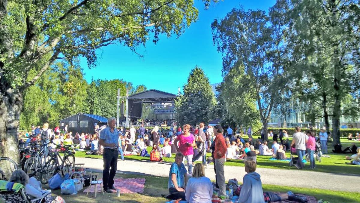 Ihmisiä Sorsapuistossa odottamassa Tampere Filharmonian puistokonsertin alkua