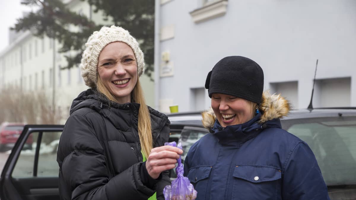 Koirankakkapartio Helmi Kirjavainen ja Anu Ylimaa