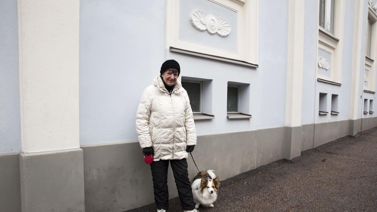 Anneli Lindqvist ja hänen koiransa
