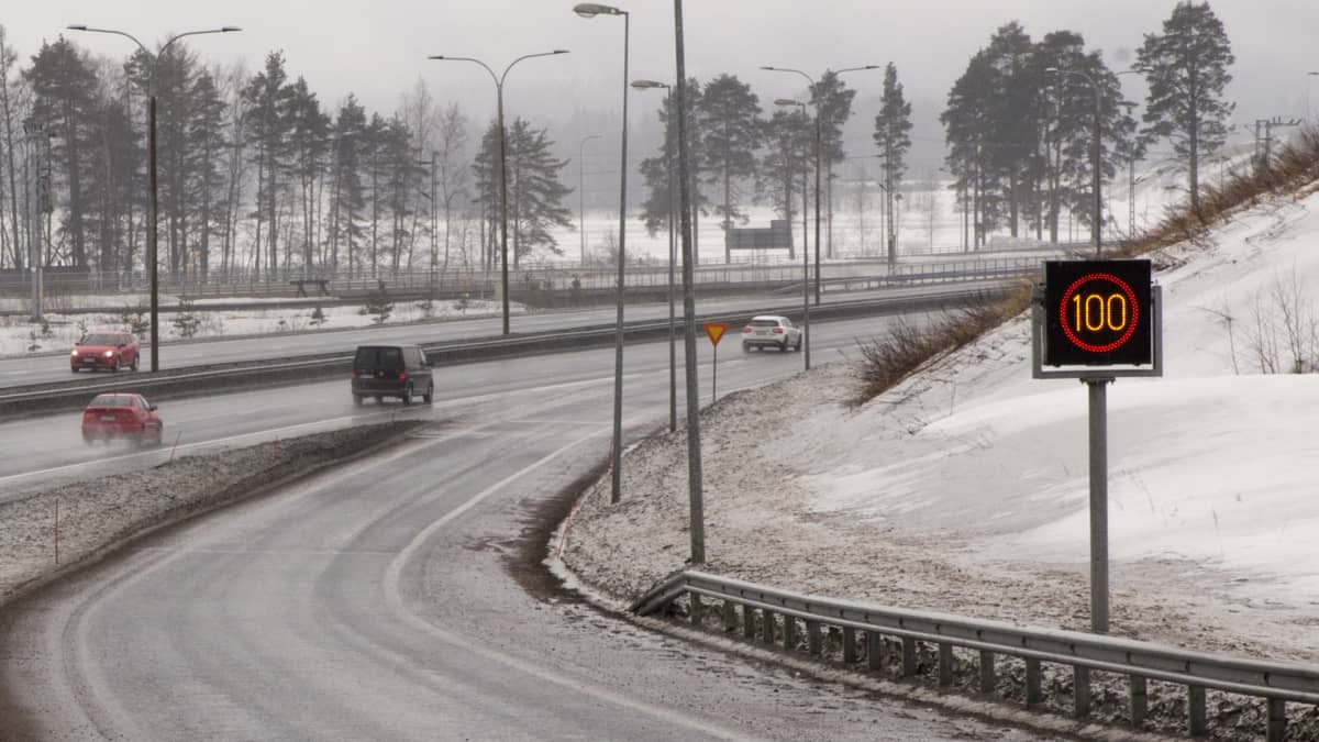 Digitaalisia nopeusrajoitusmerkkejä moottoritien varressa.