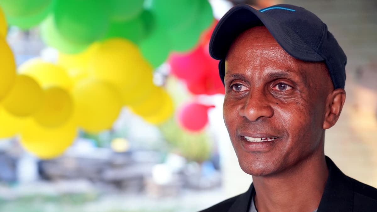 Etiopian lipun värisillä ilmapalloilla juhlittiin Eskinder Negan vapautumista, mutta hänet vangittiin vielä uudelleen.