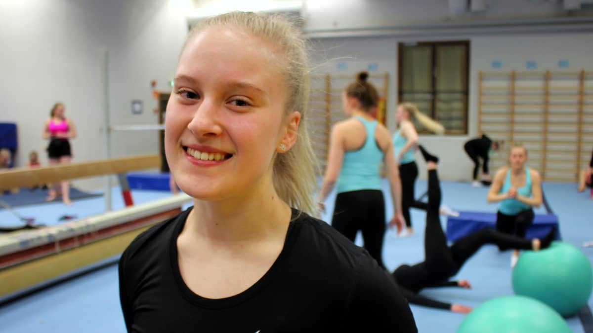 Voimistelija Jasmin Haverinen telinevoimistelusalissa