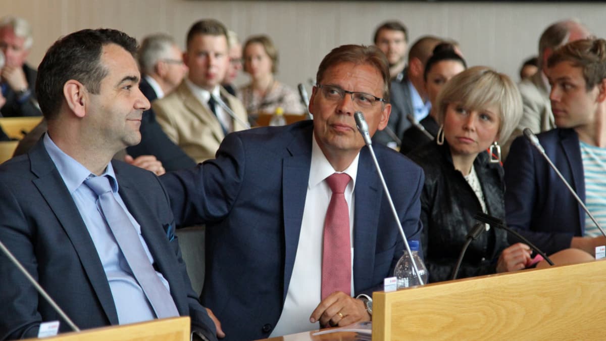 Atanas Aleksovski , pormestari Lauri Lyly ja apulaispormestari Anna-Kaisa Heinämäki