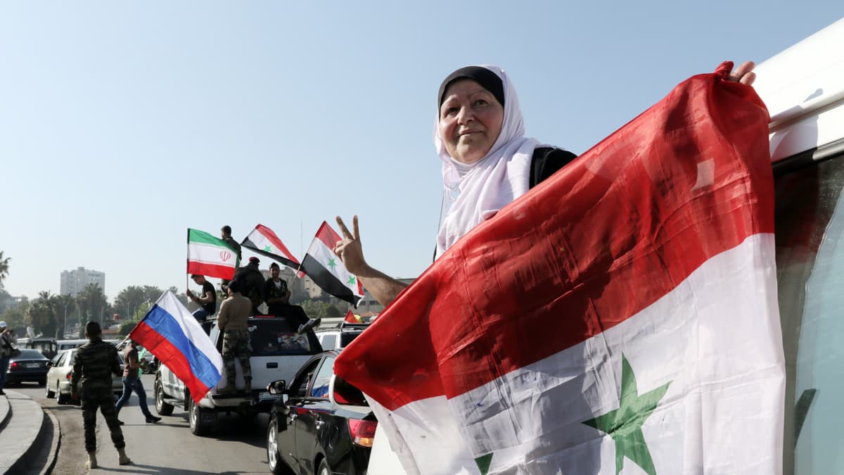 Syyrian hallituksen kannattajat kokoontuivat Umaijadin aukiolle Damaskoksessa lauantaina.