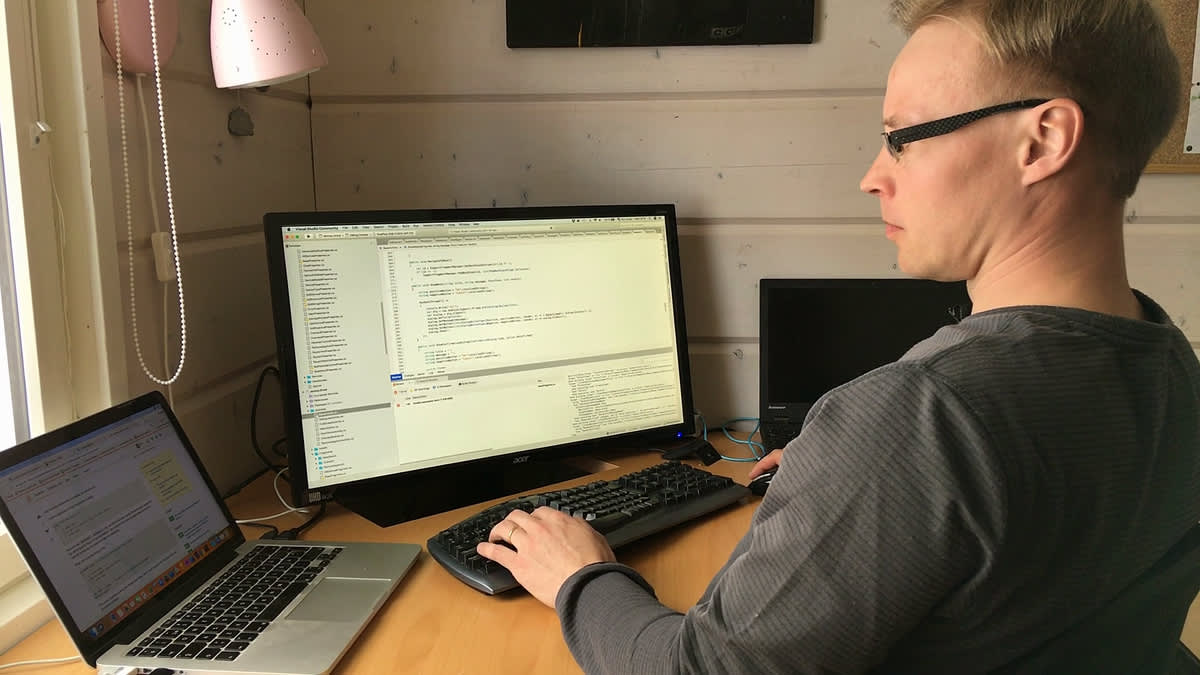Juha-Matti Jääskelä käyttää tietokonetta kotinsa työpisteellä.