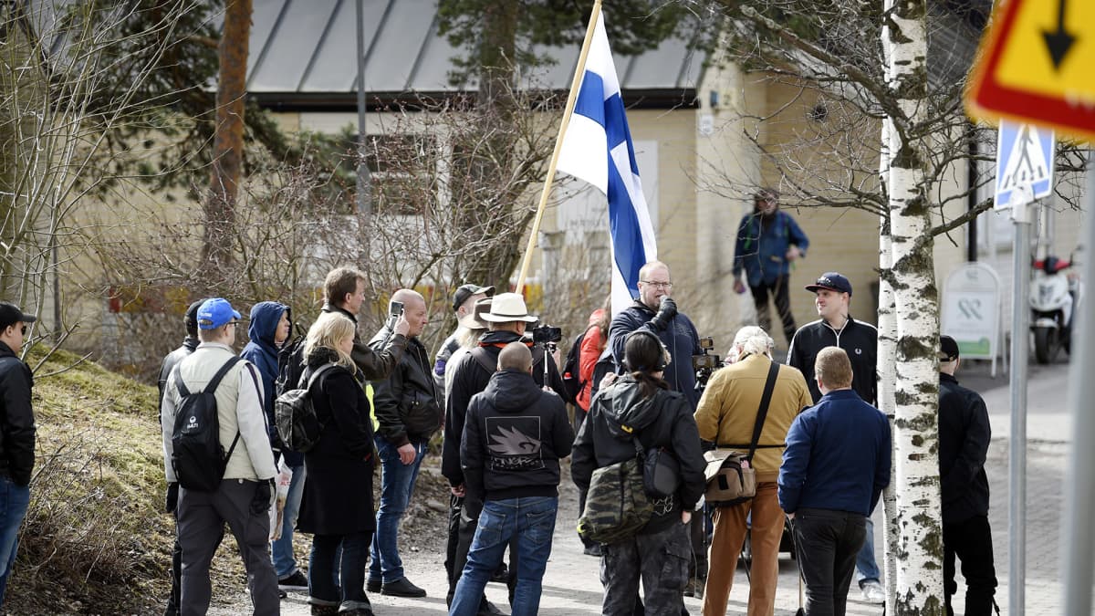 Ilja Janitskinia kannattavia mielenosoittajia Pasilan poliisitalon ulkopuolella.