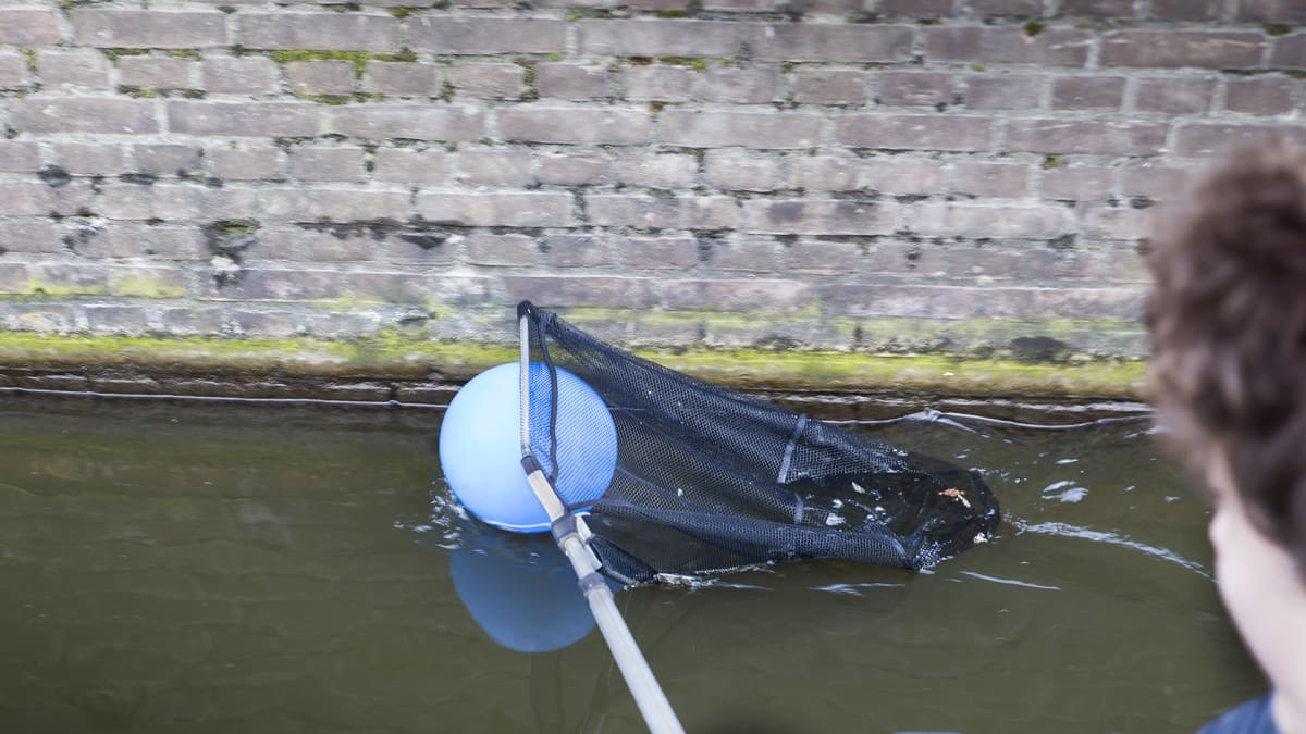 Plastic Whale-ryhmä kerää muoviroskaa Amsterdamin kanaaleista.