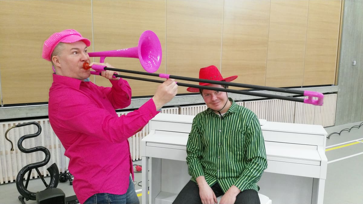 Harri Lidsle ja Matti Hussi vievät musiikkia lapsille muun muassa pinkin pasuunan, serpentin ja pianon avulla.