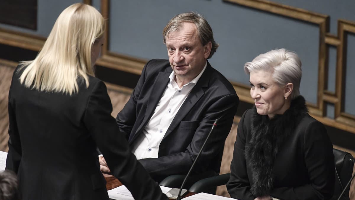 Elina Lepomäki, Harry Harkimo ja Susanna Koski eduskunnan täysistunnossa