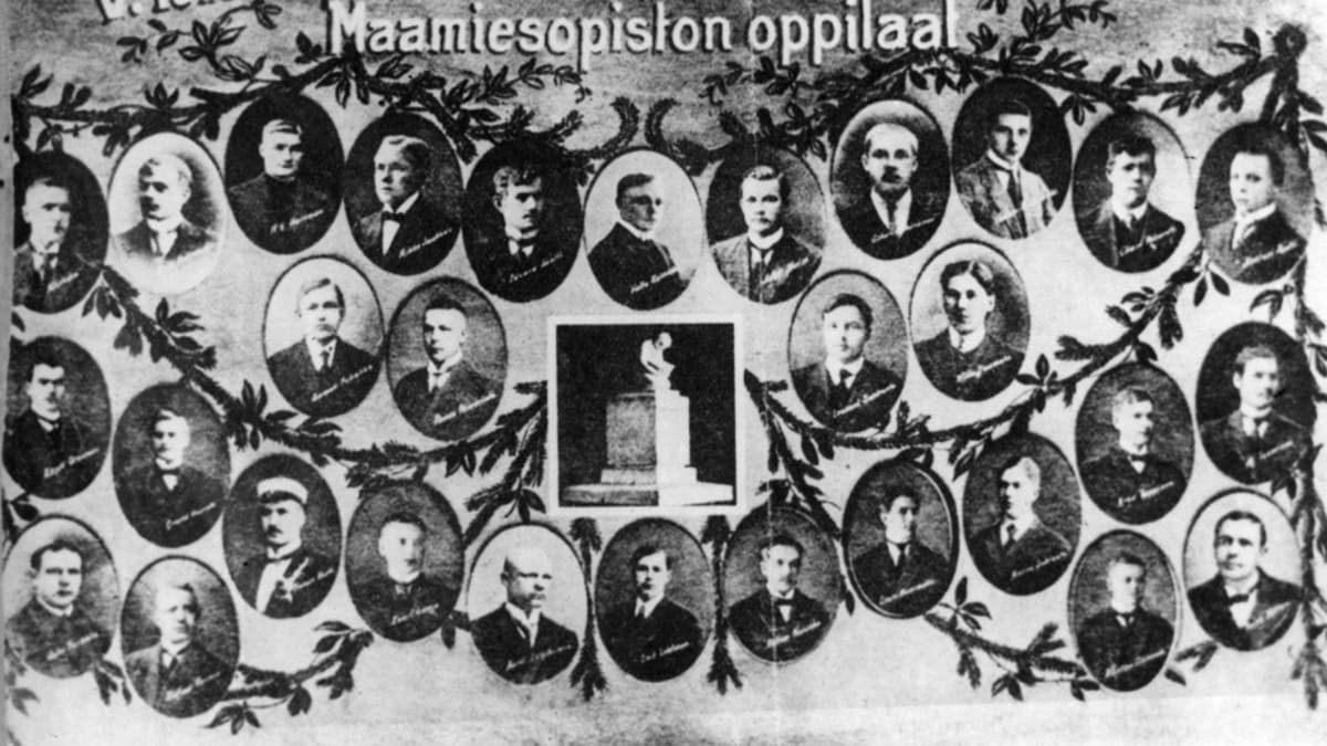 Kuvassa miesten muotokuvia ja teksti v. 1918 kapinassa sortuneet Mustialan maamiesopiston oppilaat
