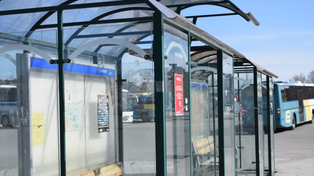 Bussilaiturit Porissa vanhalla linja-autoasemalla, taustalla Porin Linjojen busseja bussi