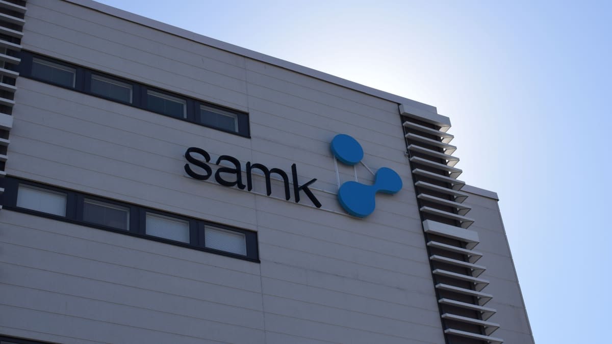 Satakunnan ammattikorkeakoulu SAMK logo uuden kampuksen seinällä Porissa