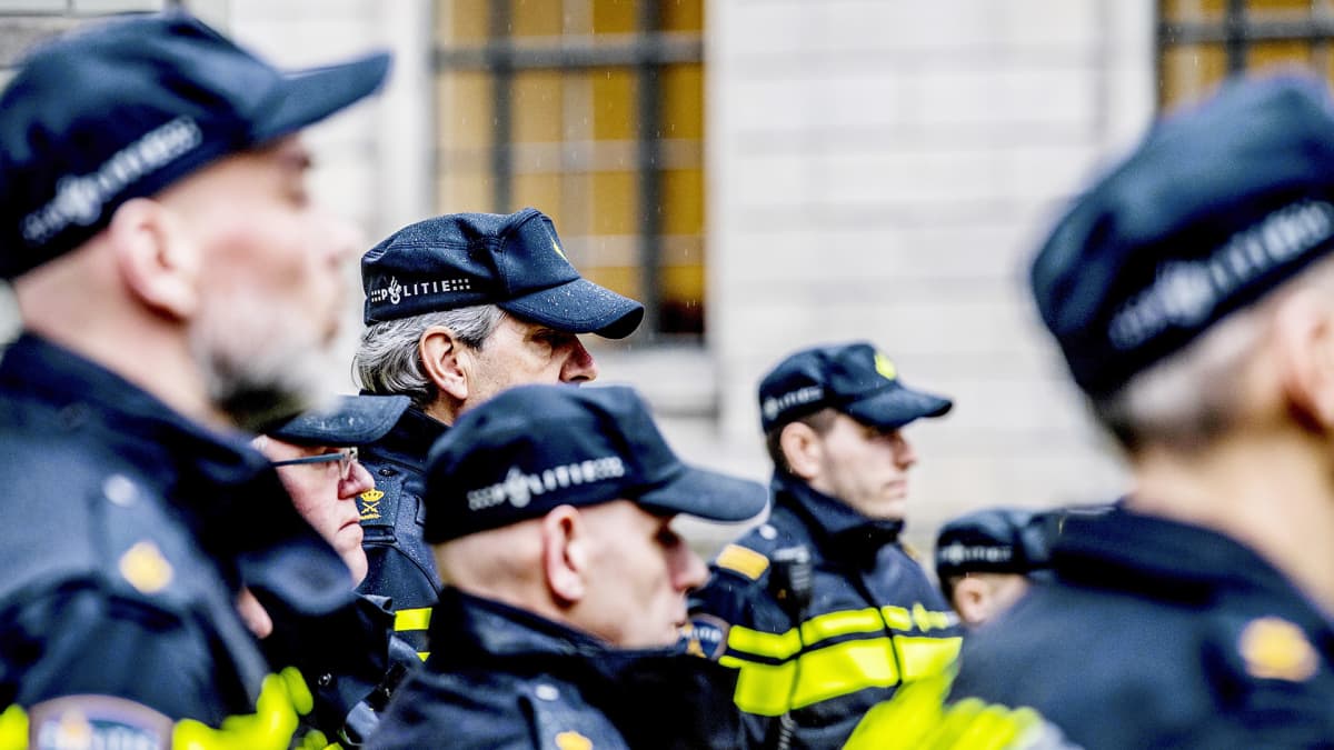Hollantilaisia poliiseja Rotterdamissa.