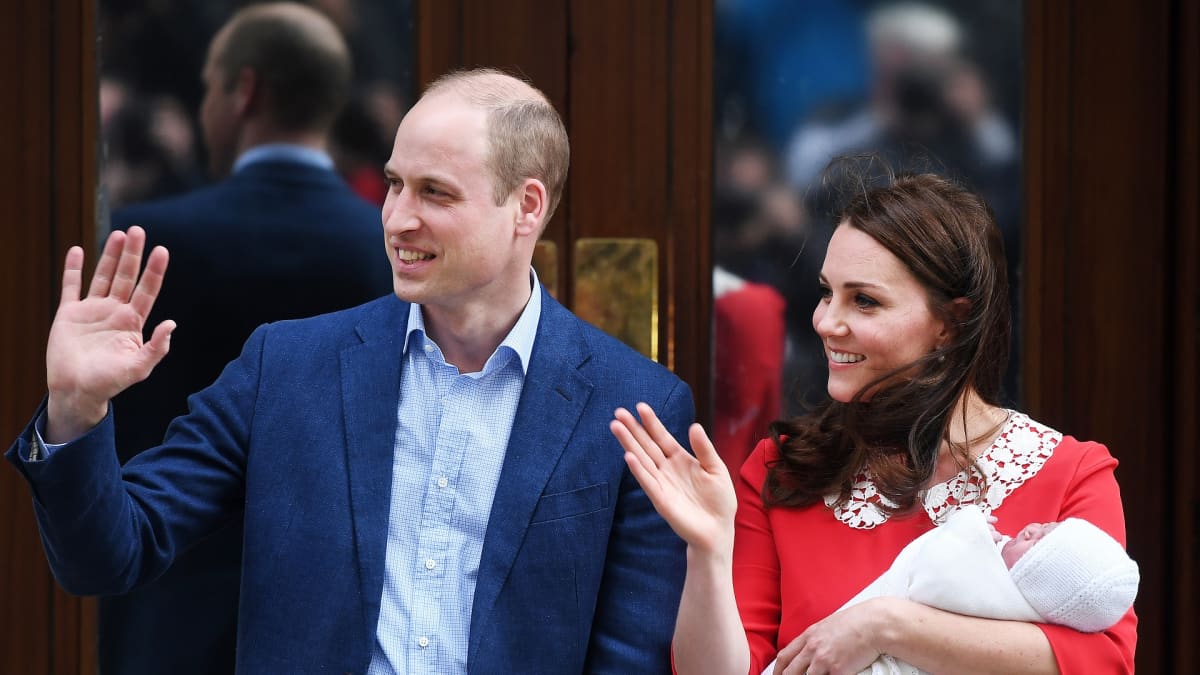 Prinssi William ja herttuatar Catherine tervehtivät yleisöä uuden pikkuprinssin kanssa.