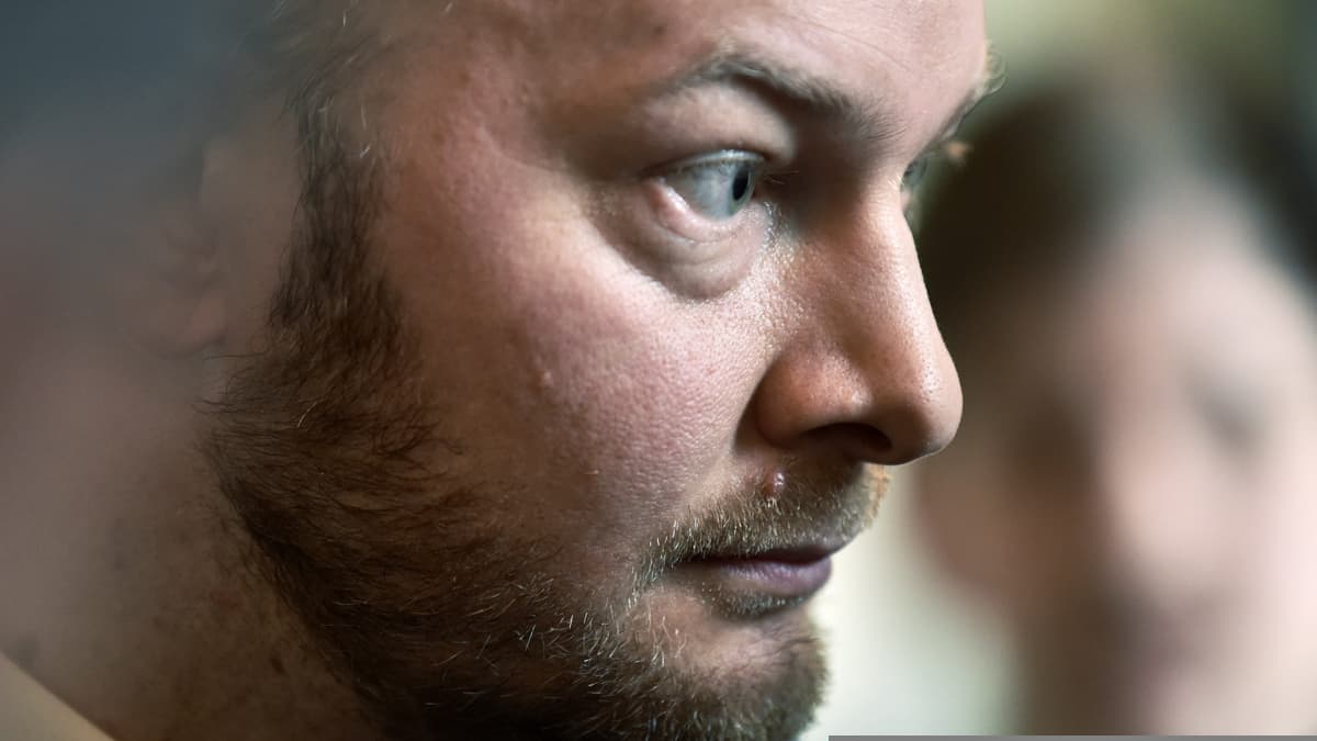 Sinisten puheenjohtaja Sampo Terho kuvattuna tiedotustilaisuudessa eduskunnassa Helsingissä 24. huhtikuuta 2018.