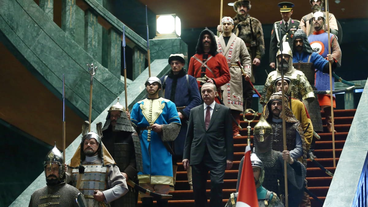 Erdogan palatsissaan historiallisten hahmojen seurassa.